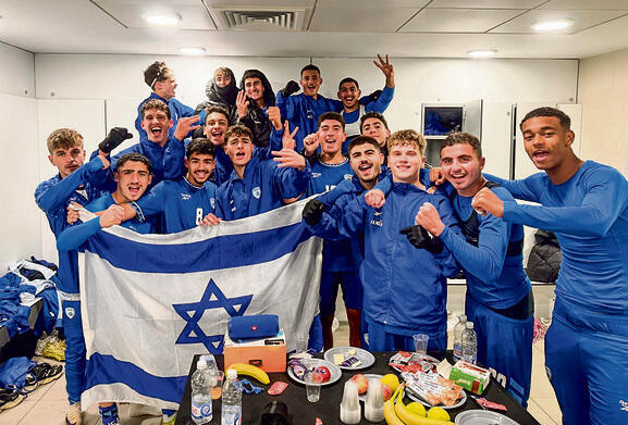 המסיבה בחדר ההלבשה של נבחרת הנערים המסיבה בחדר ההלבשה של נבחרת הנערים