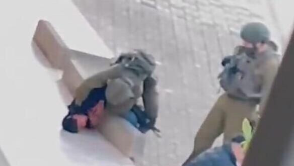 מרתק נער לרצפה ויושב עליו: קצין תועד מכה פלסטיני ליד שכם