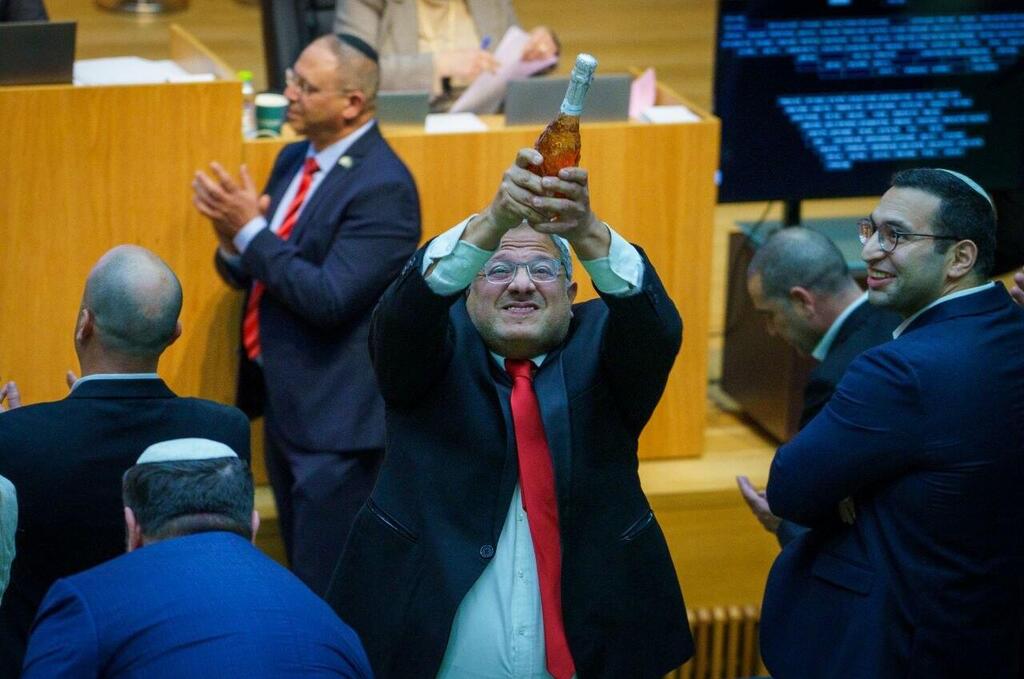 השר בן גביר חוגג את אישור חוק עונש מוות למחבלים (צילום: שלו שלום) איתמר בן גביר במליאת הכנסת לאחר ההכרזה על אישור חוק עונש מוות למחבלים עם שמפניה בידו