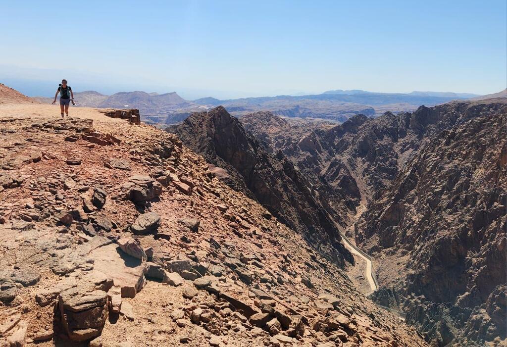 סביבות טבעיות מחזירות לנו את היכולת להתרכז. פרופ' שניטמן במדבר (צילום: באדיבות המצולמת) פרופ' שרון שניטמן