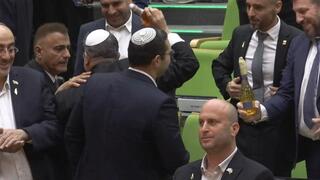 איתמר בן גביר במליאת הכנסת לאחר ההכרזה על אישור חוק עונש מוות למחבלים עם שמפניה בידו