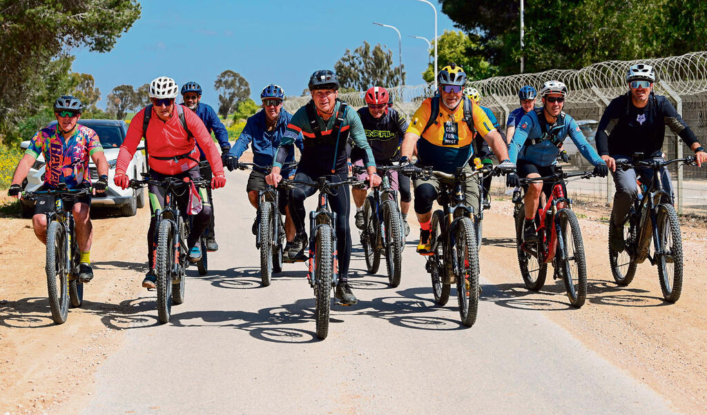 "אנחנו רוכבים ומדברים על החיים שלפני הטבח ועל החיים שאחרי". הרוכבים של בארי (הרצל יוסף) "אנחנו רוכבים ומדברים על החיים שלפני הטבח ועל החיים שאחרי". הרוכבים של בארי