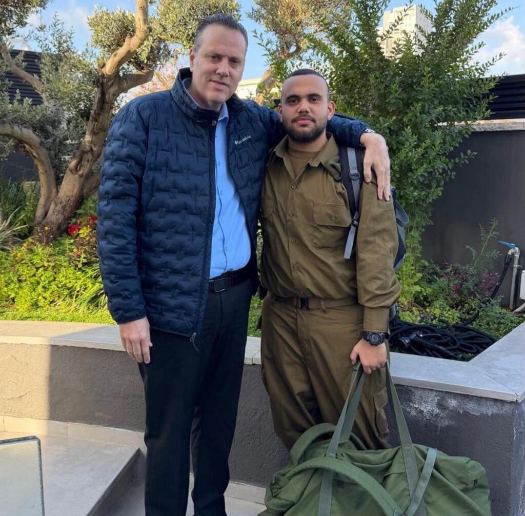 אבא גאה. שר התרבות והספורט מיקי זוהר ובנו איילון, חייל טרי בצה"ל (צילום מסך: אינסטגרם) מיקי זוהר מגייס את הבן לצה"ל