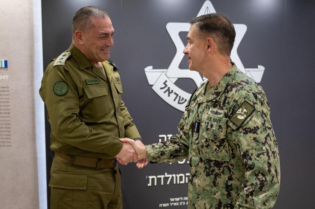 הרמטכ"ל, רב-אלוף אייל זמיר עם מפקד סנטקום, אדמירל בראד קופר (צילום: דובר צה"ל) הרמטכ"ל, רב-אלוף אייל זמיר עם מפקד סנטקום, אדמירל בראד קופר