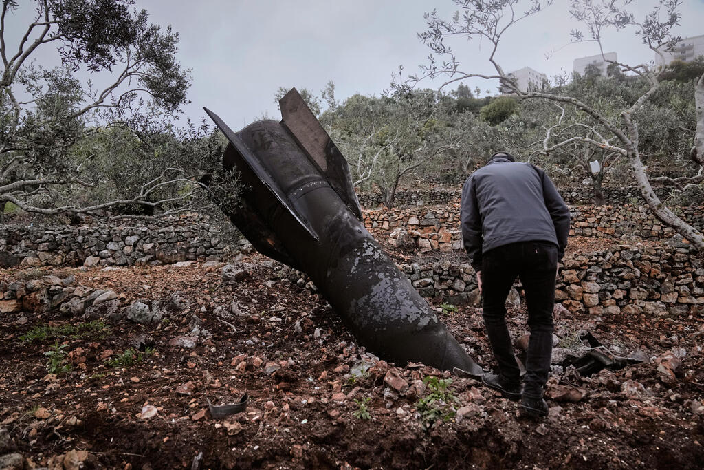 חלק מטיל איראני שנפל בשומרון (צילום: AP Photo/Majdi Mohammed) כפר מרדה