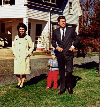 שובה של האובססיה העולמית למשפחה הכי נוצצת והכי טרגית שידעה ארצות־הברית