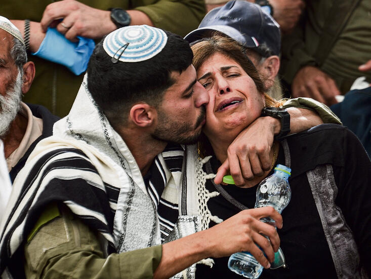 "אני לא נפרדת, אין סיכוי". אמו ואחיו של נועם  מדמוני ז"ל בהלווייתו