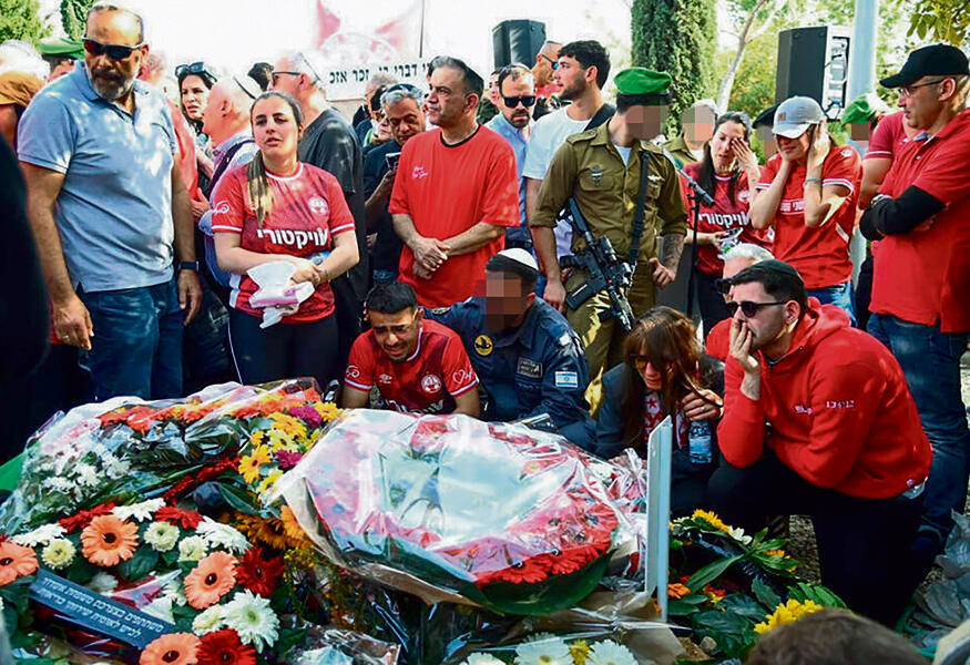 לבשו אדום, כמו שביקש. הלווייתו של בן כהן ז"ל (הרצל יוסף) לבשו אדום, כמו שביקש. הלווייתו של בן כהן ז"ל