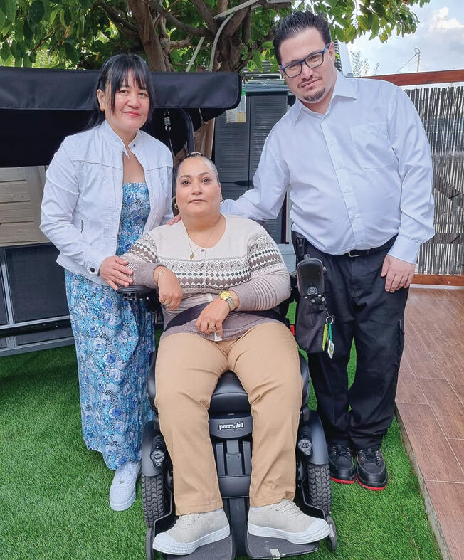 בת אל ברייטמן הכהן עם בן זוגה והמטפלת מירה | צילום: גיל נחושתן