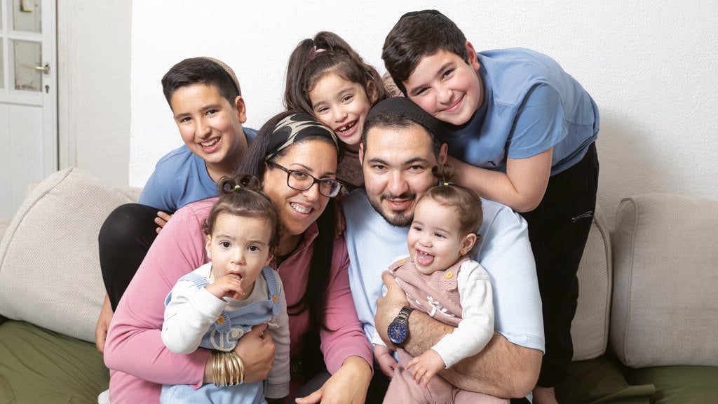 The couple and their five children (Photo: Alex Kolomoisky) בני הזוג וחמשת ילדיהם