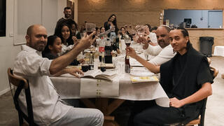 אדוה ודוד עם משפחתם בסדר פסח בניר עם