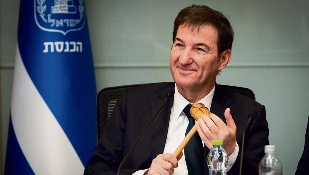 ביסמוט בוועדה. הסביר שהחוק יקודם לבקשת זמיר, שאותו האשים כמה ימים קודם לכן ב"החלשת החוסן הלאומי"