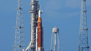 המשגר הענק ועליו החללית לקראת השיגור