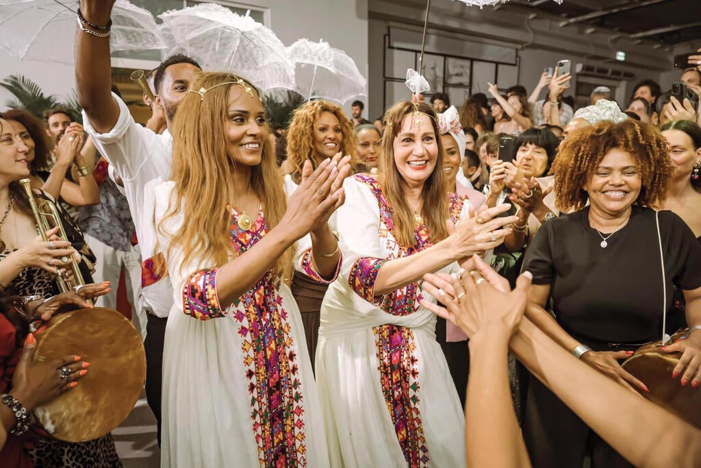 מיקי בחתונה עם רחל, אמה של אורטל (צילום: גלעד משיח) מיקי בחתונה עם רחל, אמה של אורטל