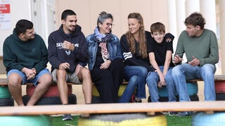 מיכל ורדיגר והילה סירקיס עם ילדיהן הלומדים בבית הספר