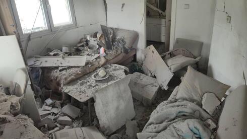 דירה הפכה לעיי חורבות, כלי רכב עלו באש: תיעוד פגיעת טיל מתפצל בקריית אתא