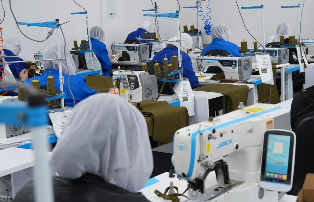 אחותו של סא"ל עלים עבדאללה ז"ל, שנפל בגבול לבנון ב-9 באוקטובר, ודודתו של סא"ל סלמאן חבקה ז"ל, גיבור קרב בארי שנפל בעזה, עובדות במתפרה בכפר מגוריהם יאנוח ג'ת, שתופרת מדי צה"ל