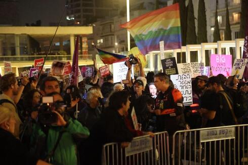 БАГАЦ разрешил массовый антивоенный протест: столкновения на площади Габима в Тель-Авиве