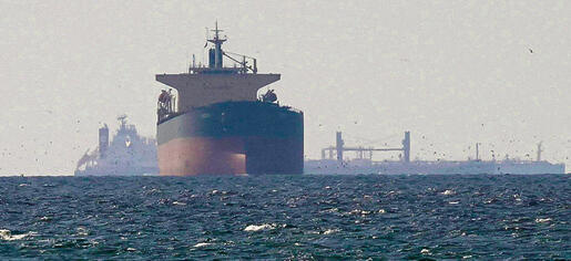 הנתיב המהיר. ספינה במיצרי הורמוז (Stringer, REUTERS) הנתיב המהיר. ספינה במיצרי הורמוז