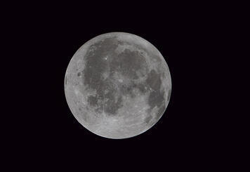 "מראה יפהפה". הירח מחלונות הארטמיס