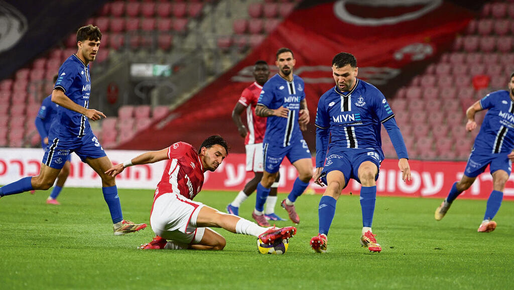 גיא מזרחי בולם את הפועל פ"ת (הרצל יוסף) גיא מזרחי בולם את הפועל פ"ת