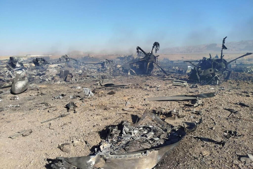 Wreckage of the US aircraft found in Iran (Photo: AFP PHOTO / IRAN'S REVOLUTIONARY GUARD VIA SEPAH NEWS) שברי כלי טיס אמריקני באיראן