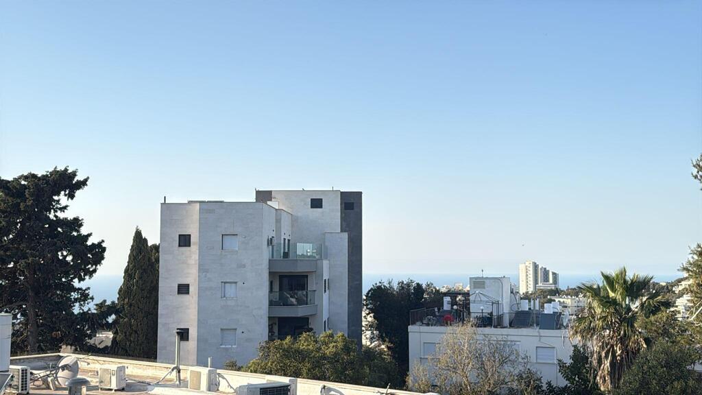 אפשר לראות עד הים (צילום: איציק כרסנטי) הבית של איציק