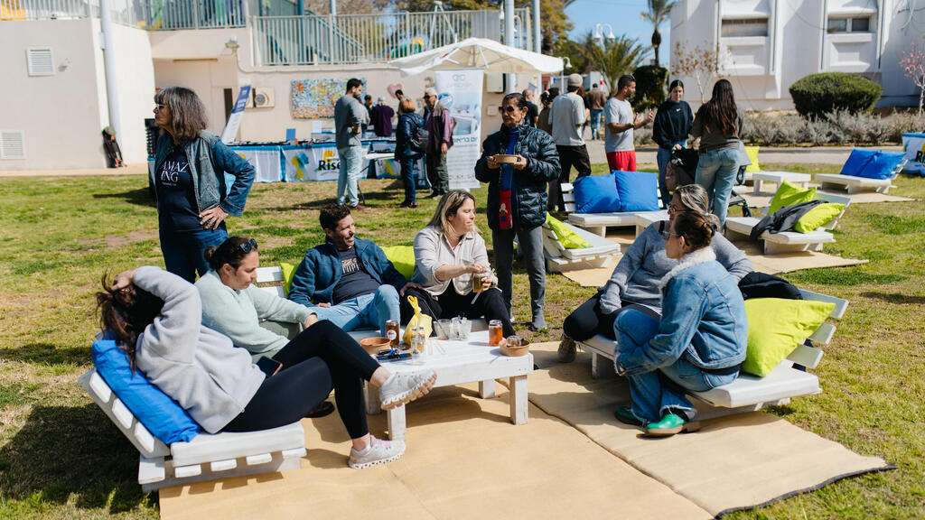 ''המון תחלואות התחילו לצוף''. תושבי נתיב העשרה במהלך הפרויקט (צילום: איתמר דובק, באדיבות איכילוב Well) תושבי נתיב העשרה במהלך הפרויקט