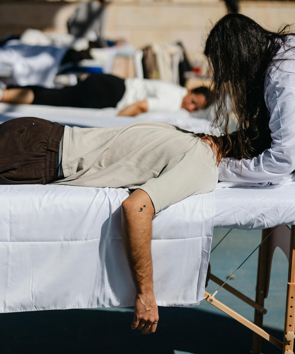 ''יש פצעים שלא רואים מבחוץ'' (צילום: איתמר דובק, באדיבות איכילוב Well) תושבי נתיב העשרה במהלך הפרויקט