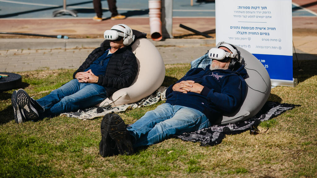 לעשות רגע ריסטארט. תושבי נתיב העשרה במהלך הפרויקט (צילום: איתמר דובק, באדיבות איכילוב Well) תושבי נתיב העשרה במהלך הפרויקט