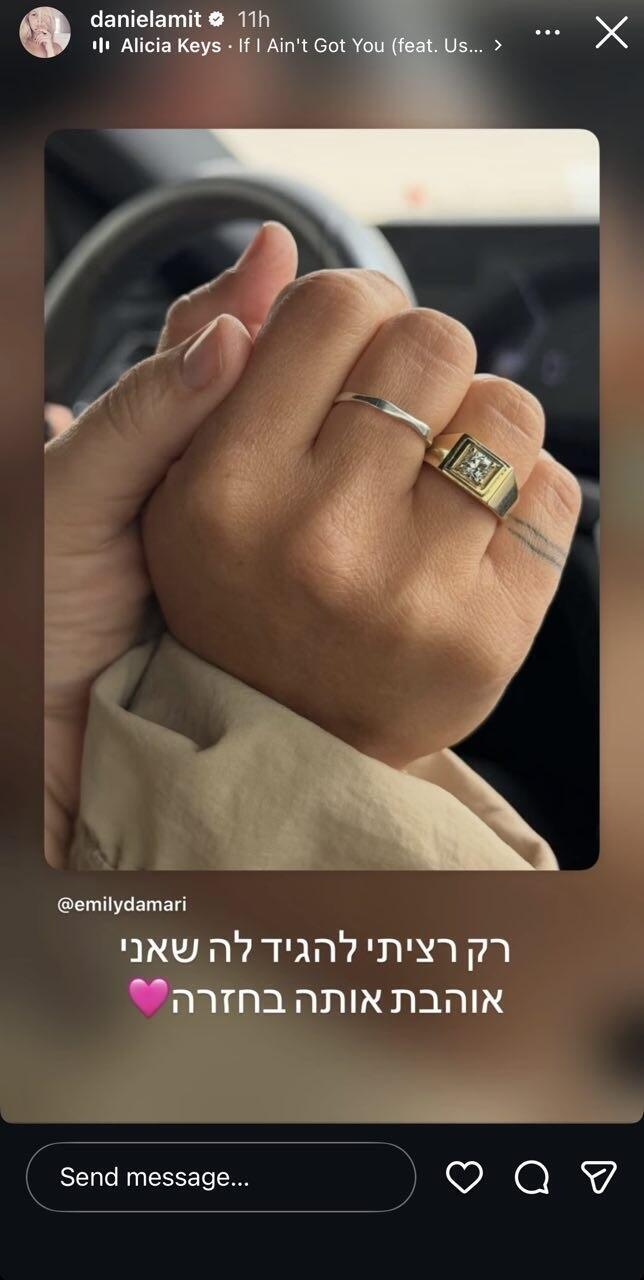 הצליחה להפתיע! (צילום מסך: אינסטגרם ) דניאל עמית מציעה נישואים לאמילי דמארי