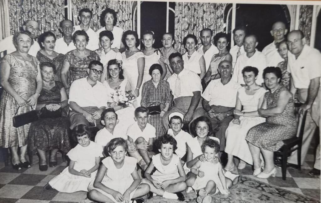 החתונה של חנה וחנוך, 1957. רוב הקהל הנהנה הזה זכה בחייו בסיוע שני אבות: יצחק רוזנבלום ומשה אפלשטיין