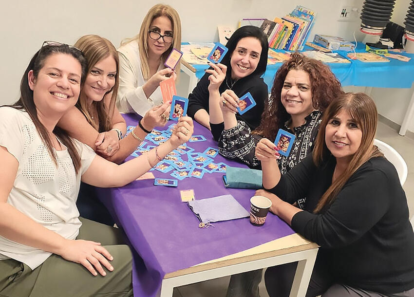 "המלחמה הנוכחית לקחה את השיקום אחורה". בלס, משמאל