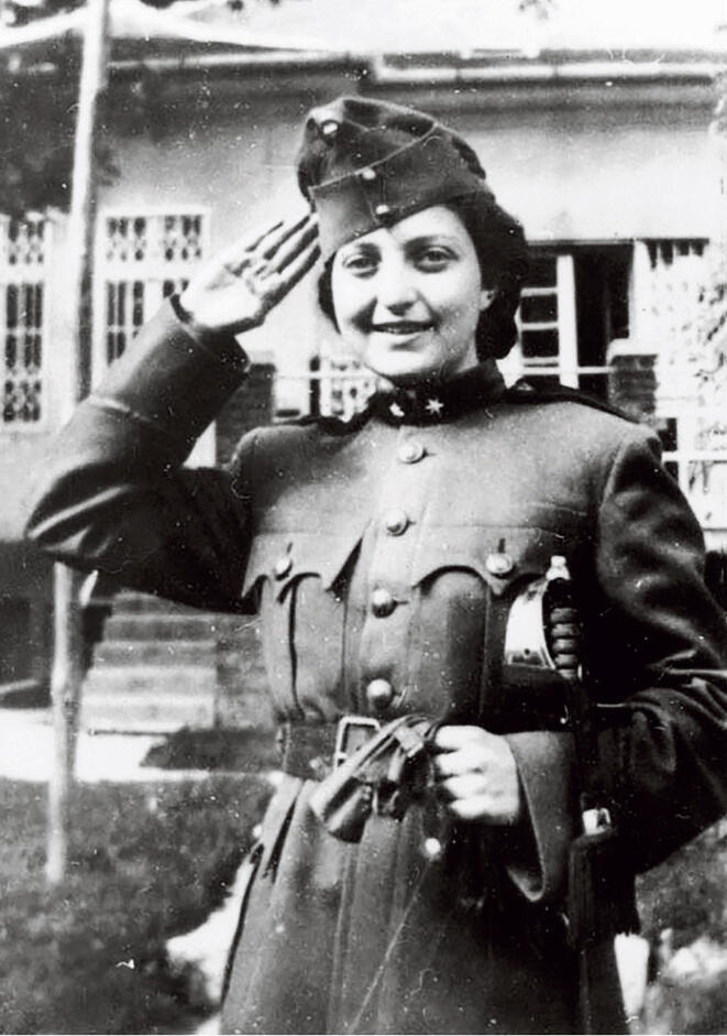 חנה סנש במדי הצנחנים | צילום: מוזיאון יד ושם