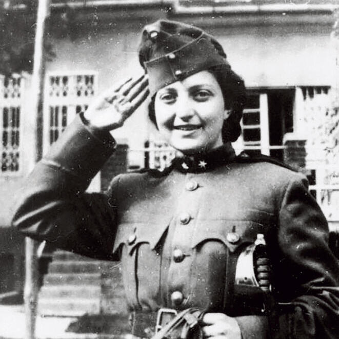 חנה סנש במדי הצנחנים | צילום: מוזיאון יד ושם