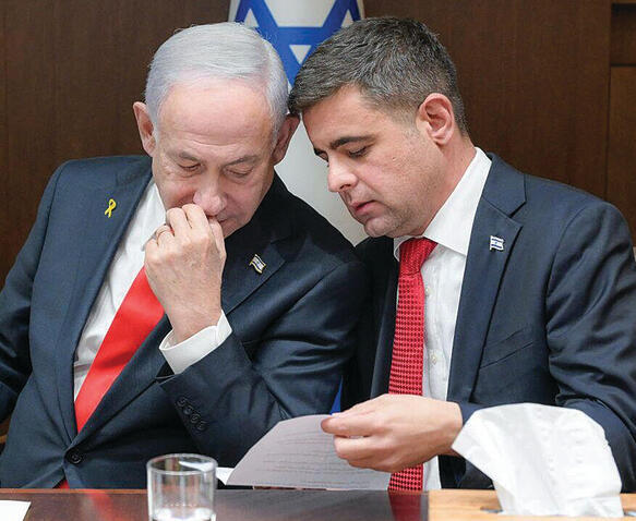 הזיגזוג של נתניהו. ראש הממשלה לצד אגמון (צילום: מעיין טואף, לע"מ) הזיגזוג של נתניהו. ראש הממשלה לצד אגמון