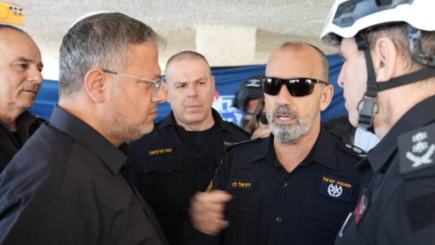 לעג לאינטליגנציה. לוי ובן גביר (צילום: דוברות המשטרה ) ביקור השר לביטחון לאומי ומפכ״ל המשטרה בזירת הנפילה בחיפה