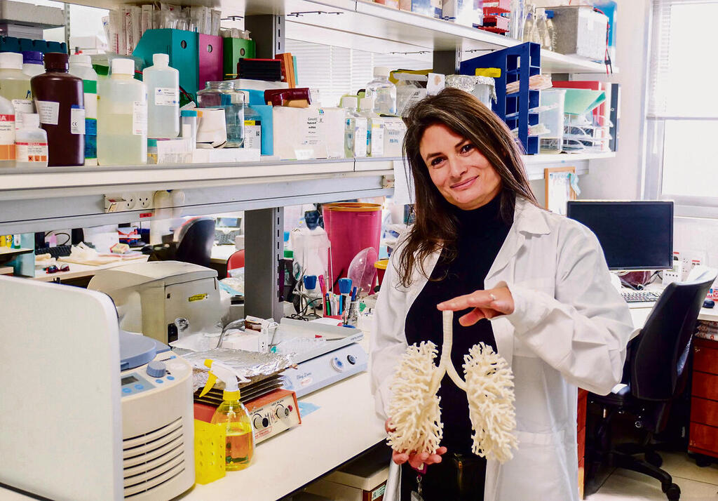 ד"ר ארבל ארצי־ שנירמן עם דגם ריאות