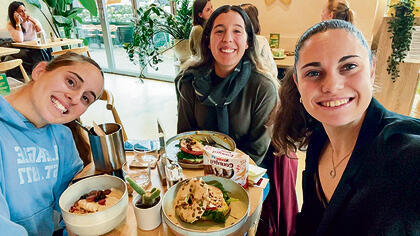 בארוחה משותפת