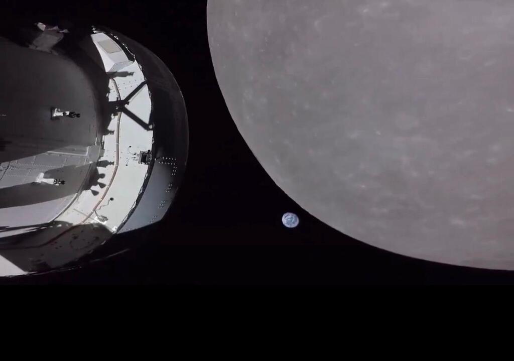 החללית, הירח וגם כדור הארץ (נקודה כחולה קטנה) בתמונה