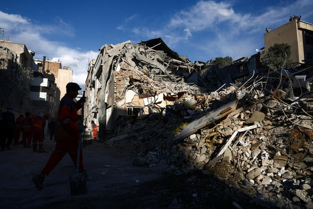 נזקי התקיפות בטהרן (צילום: West Asia News Agency REUTERS ) נזקי התקיפות בבית כנסת בטהרן