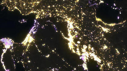 המזרח התיכון מהחלל תמונה לילית של כדור הארץ, המבוססת על תמונות לוויין שצולמו מדי יום בעשור האחרון. בתמונה הפעילות האנושית על פני כדור הארץ באמצעות פליטות אור מלאכותי