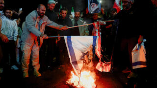 תומכי המשטר האיראני שורפים את דגל ישראל וארצות הברית לאחר ההודעה על הפסקת האש
