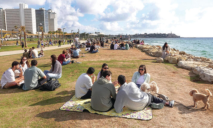 תופסים שמש ליד הים בתל־אביב