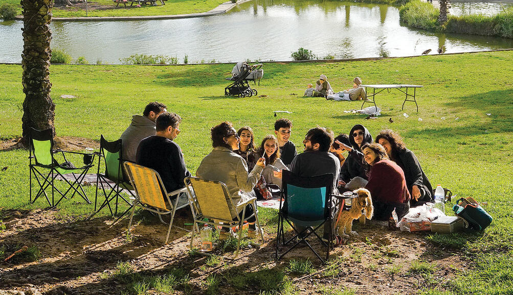 איזו מין שלווה. פיקניק בפארק בתל־אביב, אתמול | צילום: שאול גולן