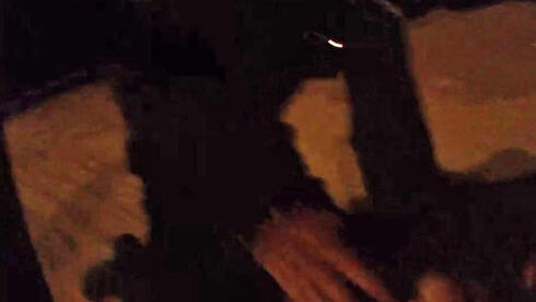 תושב עפולה הואשם בתקיפת שוטרים, סרטון מצלמות הגוף הראה: 