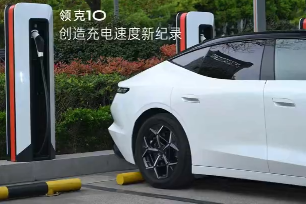 המירוץ לטעינה במהירות תדלוק: ג'ילי שברה את שיא המהירות המירוץ לטעינה במהירות תדלוק: ג'ילי שברה את שיא המהירות