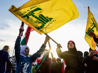 הפגנה נגד גירוש השגריר האיראני, ביירות. הוא סירב לעזוב והיא שותקת, כי לבנון איננה באמת מדינה | צילום: רויטרס, Amr Abdallah Dalsh