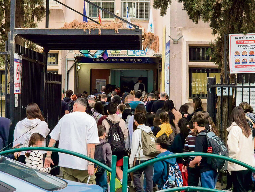 כולנו עלמה זק: חוזרים לשגרה בבית ספר ברמת־גן, אתמול | צילום: ראובן וייס