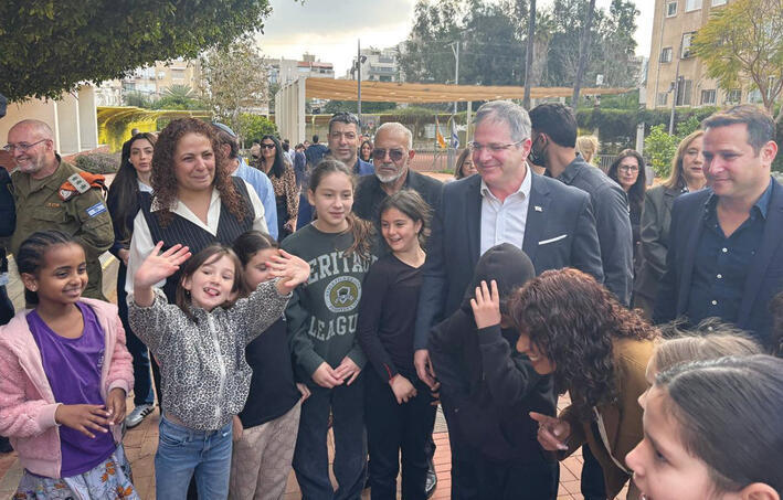 קיש וקינסטליך עם התלמידים. "אפשר להחזיר את פורים?" | צילום: מאיר תורג'מן